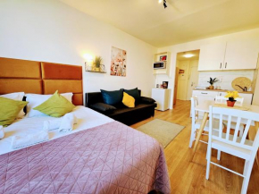 PRAGUE TERRACE VIEW SUITE, 20 Mins to center, FREE Gym, Reception, Parking, Roof Terrace, Game & Party Room